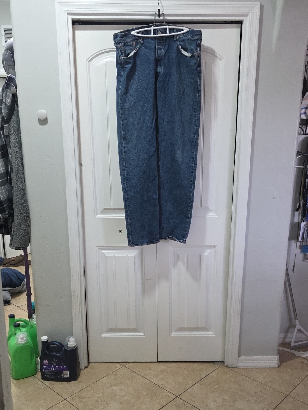 Levi's Men's Straight Jeans in Medium Blue Denim